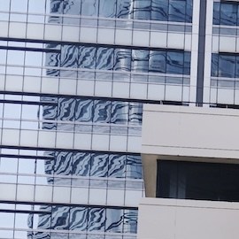 Espectacular en las calles de Jakarta anunciando los premios Oscar en 2023.