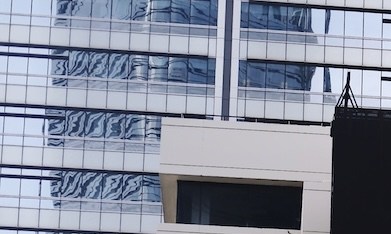 Espectacular en las calles de Jakarta anunciando los premios Oscar en 2023.