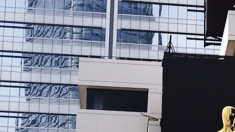 Espectacular en las calles de Jakarta anunciando los premios Oscar en 2023.