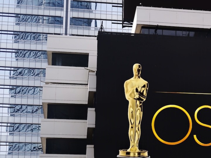 Espectacular en las calles de Jakarta anunciando los premios Oscar en 2023.