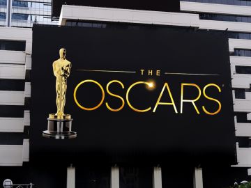 Espectacular en las calles de Jakarta anunciando los premios Oscar en 2023.