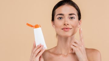 Para cuidar tu piel seca, resulta de suma importancia que uses un protector solar adecuado.