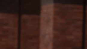 Mujer camina por la calle usando ropa que va con el 'Grandpacore', la nueva tendencia de moda en TikTok.