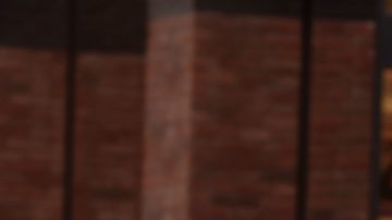 Mujer camina por la calle usando ropa que va con el 'Grandpacore', la nueva tendencia de moda en TikTok.