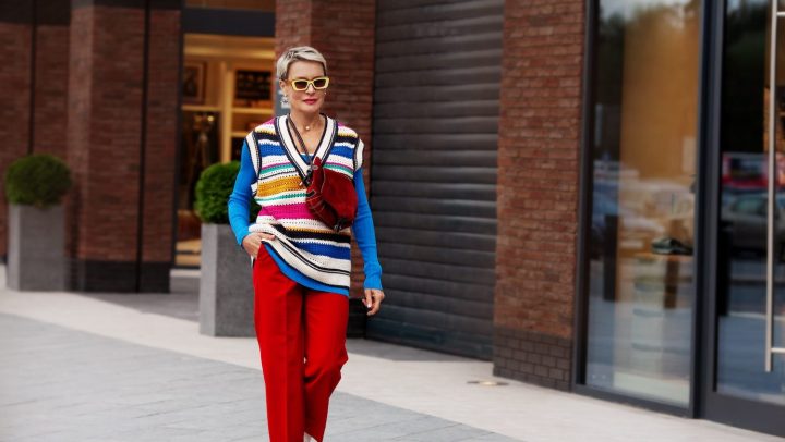Mujer camina por la calle usando ropa que va con el 'Grandpacore', la nueva tendencia de moda en TikTok.