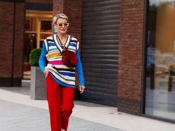 Mujer camina por la calle usando ropa que va con el 'Grandpacore', la nueva tendencia de moda en TikTok.