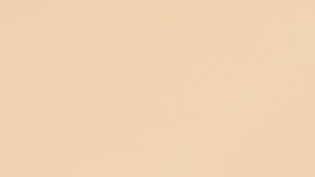 Hermosa modelo asiática tocando piel facial hidratada brillante y fresca sobre fondo beige de cerca.