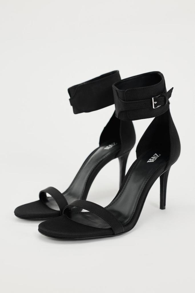 Sandalias negras de Zara.