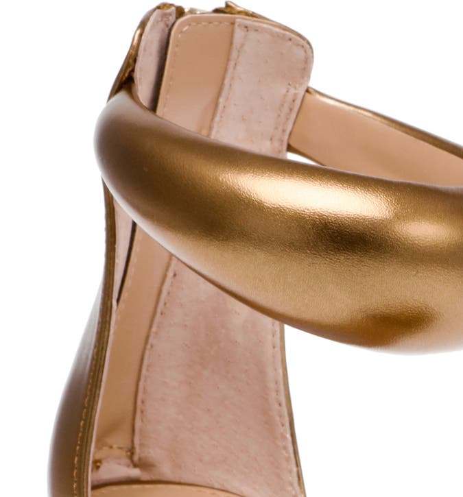 Sandalias doradas de Steve Madden.