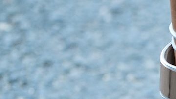 Primer plano de las sandalias con brazalete de Anna Dello Russo en la Semana de la moda de París en octubre de 2015.