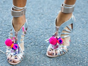 Primer plano de las sandalias con brazalete de Anna Dello Russo en la Semana de la moda de París en octubre de 2015.