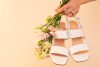 Las sandalias con flores son ideales para crear looks de primavera.