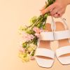 Las sandalias con flores son ideales para crear looks de primavera.