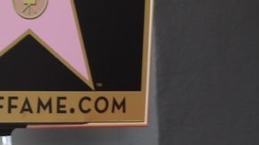 Sofía Vergara posa sobre su estrella en el Paseo de Hollywood en mayo de 2015.