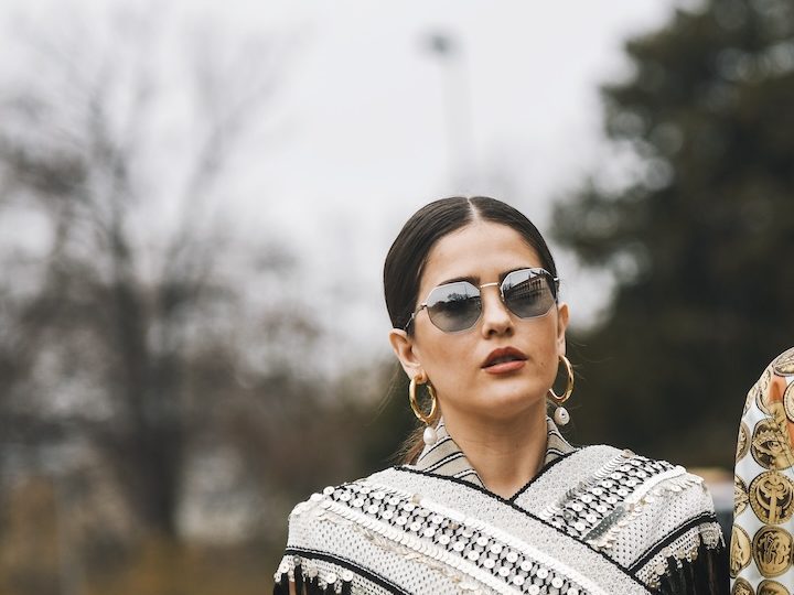 Mujeres caminan por las calles de Milán tras Milan Fashion Week en febrero de 2019, usando gafas de sol de moda.