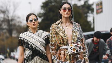 Mujeres caminan por las calles de Milán tras Milan Fashion Week en febrero de 2019, usando gafas de sol de moda.