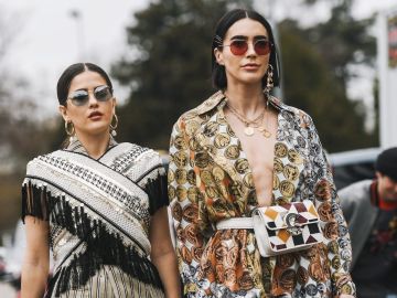 Mujeres caminan por las calles de Milán tras Milan Fashion Week en febrero de 2019, usando gafas de sol de moda.