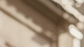 Mujer posa en la calle usando una bolsa en el hombro con estampado de leopardo.