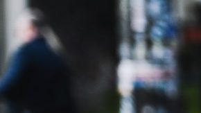 Mujer camina por la calle usando jeans bootcut y botines durante Paris Fashion Week en 2019.