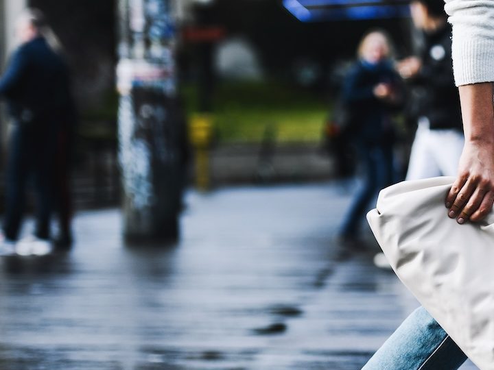 Mujer camina por la calle usando jeans bootcut y botines durante Paris Fashion Week en 2019.