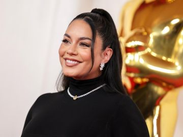 Vanessa Hudgens fue una de las celebridades que usó negro en los Oscar 2024.