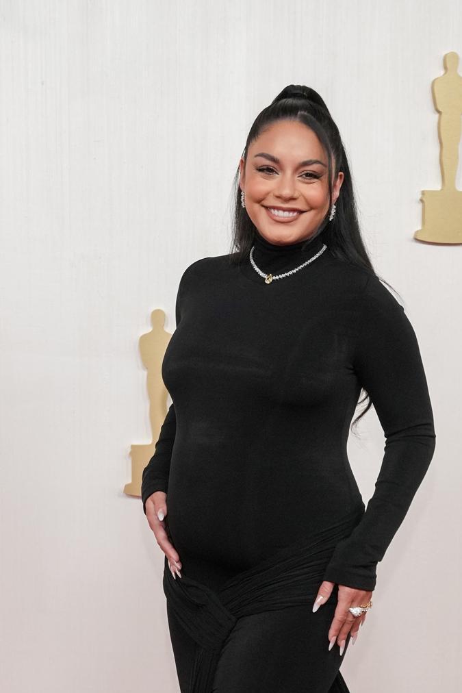 Vanessa Hudgens en la alfombra roja de los Oscar 2024.