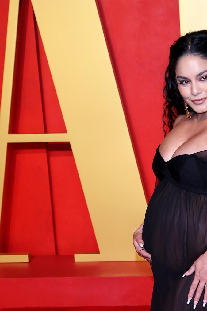 Vanessa Hudgens en la alfombra roja de la Vanity Fair Oscar Party 2024.