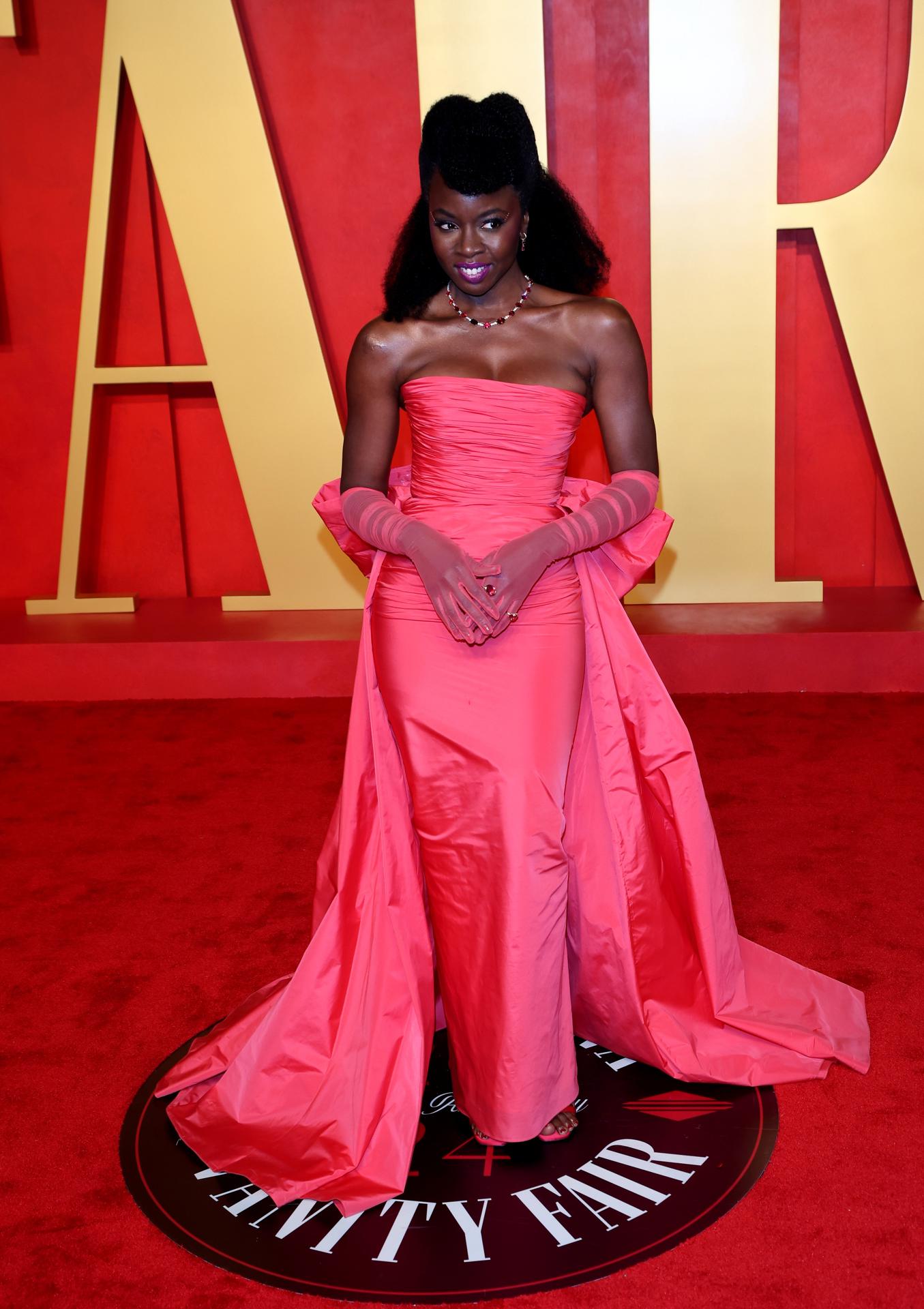 Danai Gurira en la alfombra roja de la Vanity Fair Oscar Party 2024.