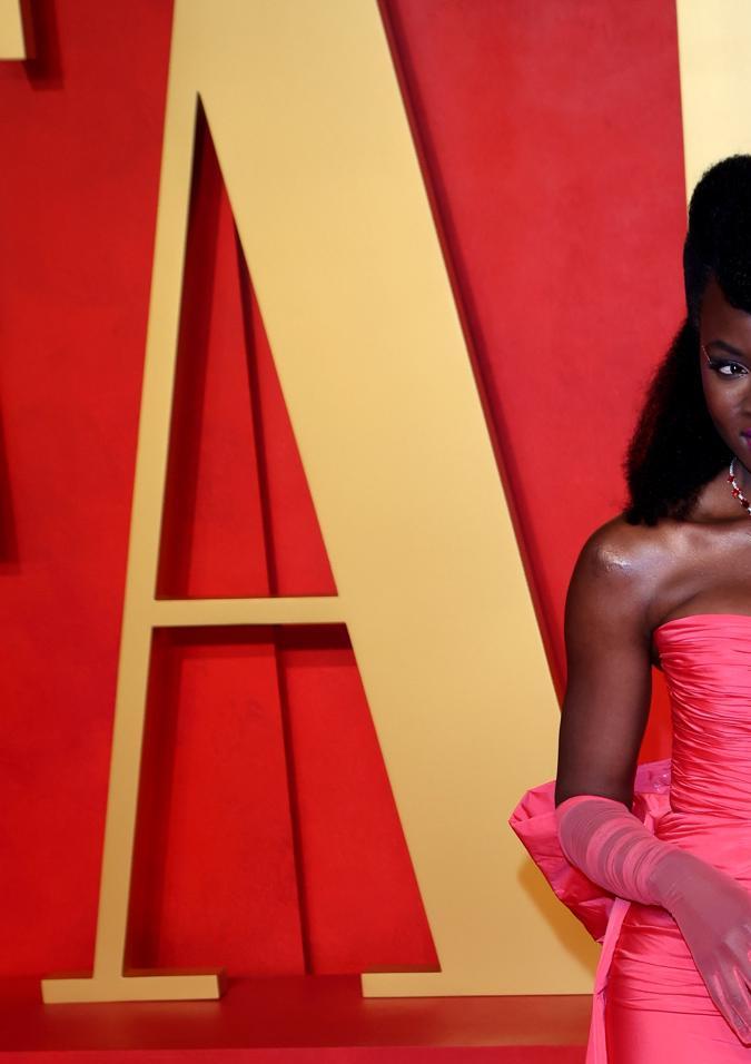 Danai Gurira en la alfombra roja de la Vanity Fair Oscar Party 2024.