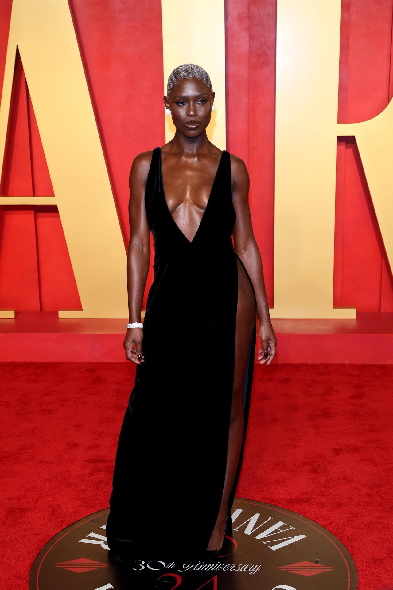 Jodie Turner-Smith en la alfombra roja de la Vanity Fair Oscar Party 2024.