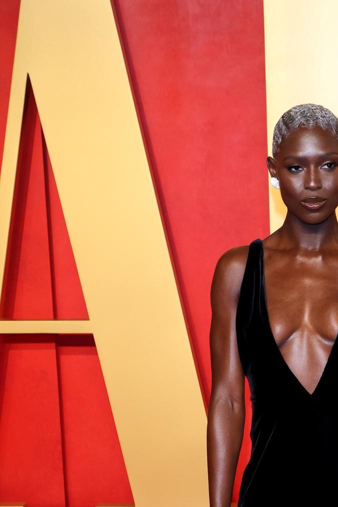 Jodie Turner-Smith en la alfombra roja de la Vanity Fair Oscar Party 2024.