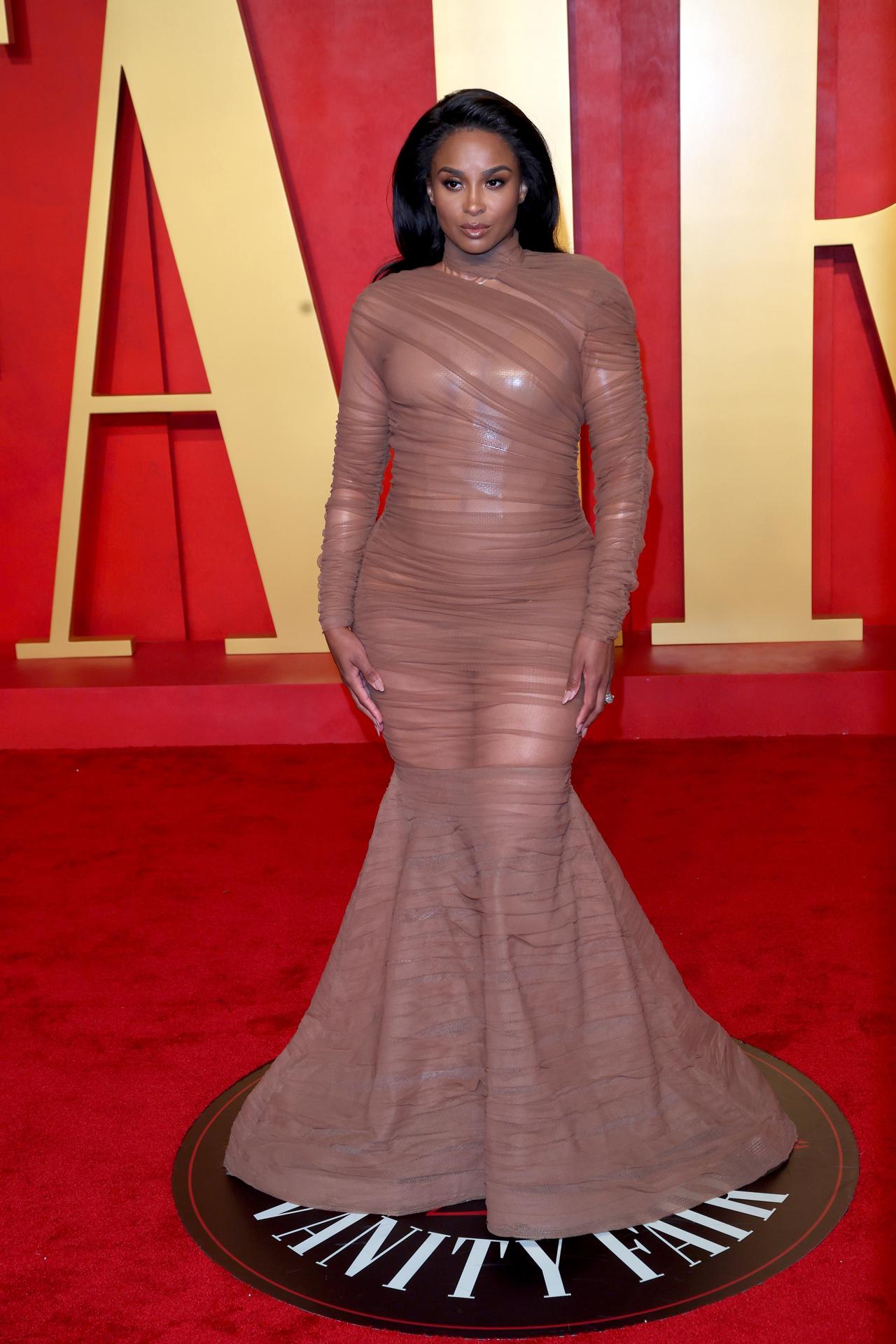 Ciara en la alfombra roja de la Vanity Fair Oscar Party 2024.