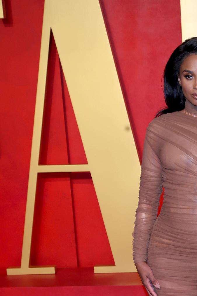 Ciara en la alfombra roja de la Vanity Fair Oscar Party 2024.