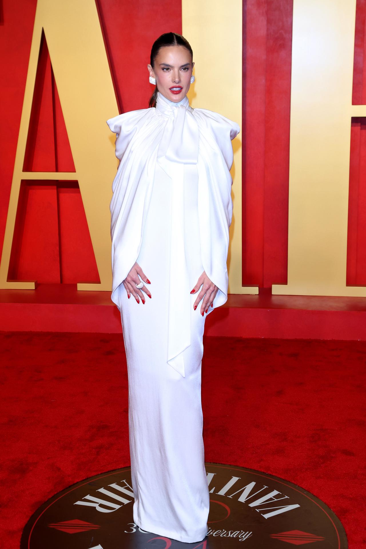 Alessandra Ambrosio en la alfombra roja de la Vanity Fair Oscar Party 2024.