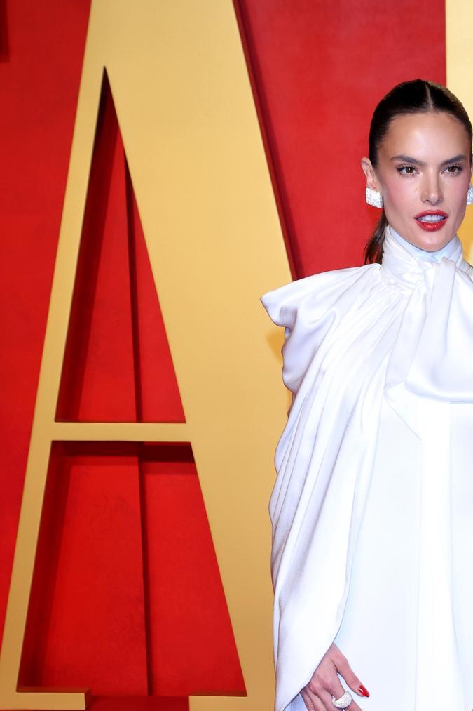 Alessandra Ambrosio en la alfombra roja de la Vanity Fair Oscar Party 2024.