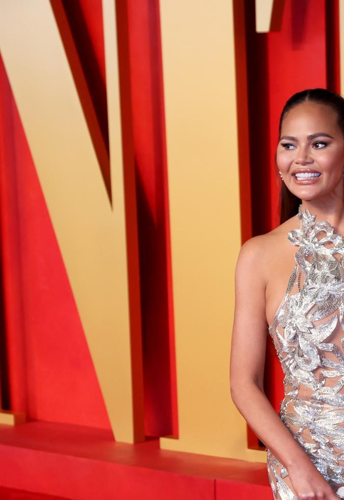 Chrissy Teigen en la alfombra roja de la Vanity Fair Oscar Party 2024.