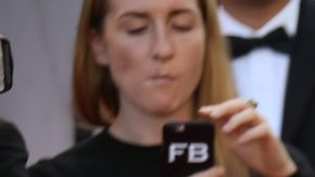 Victoria Beckham posa en la alfombra roja de la premier de 'Cafe Society' en el Festival de Cine de Cannes en mayo de 2016.