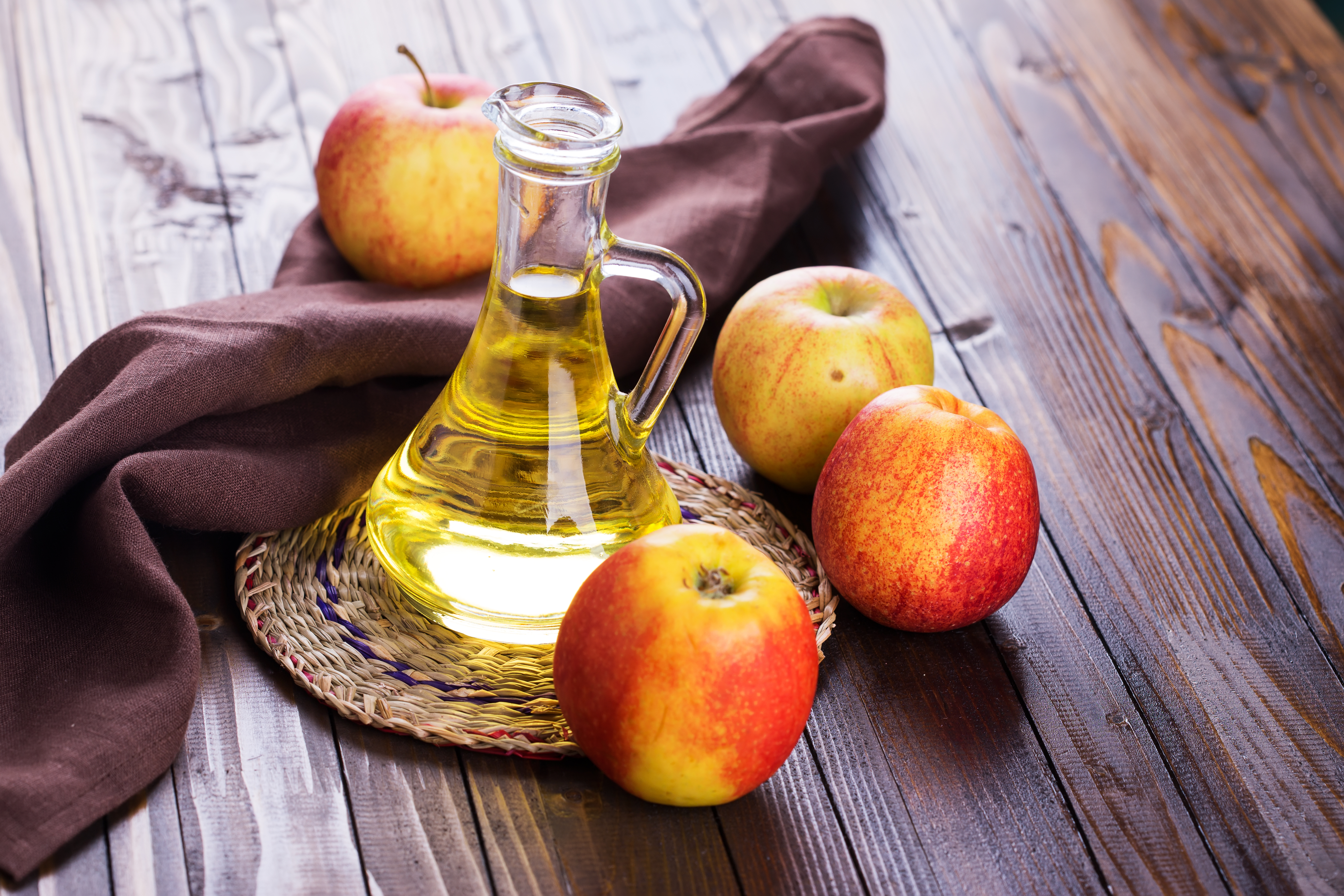 El vinagre de manzana favorece el aspecto brillante del cabello.