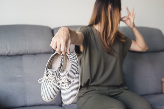 La humedad y el sudor son los primeros causantes del mal olor en los zapatos.