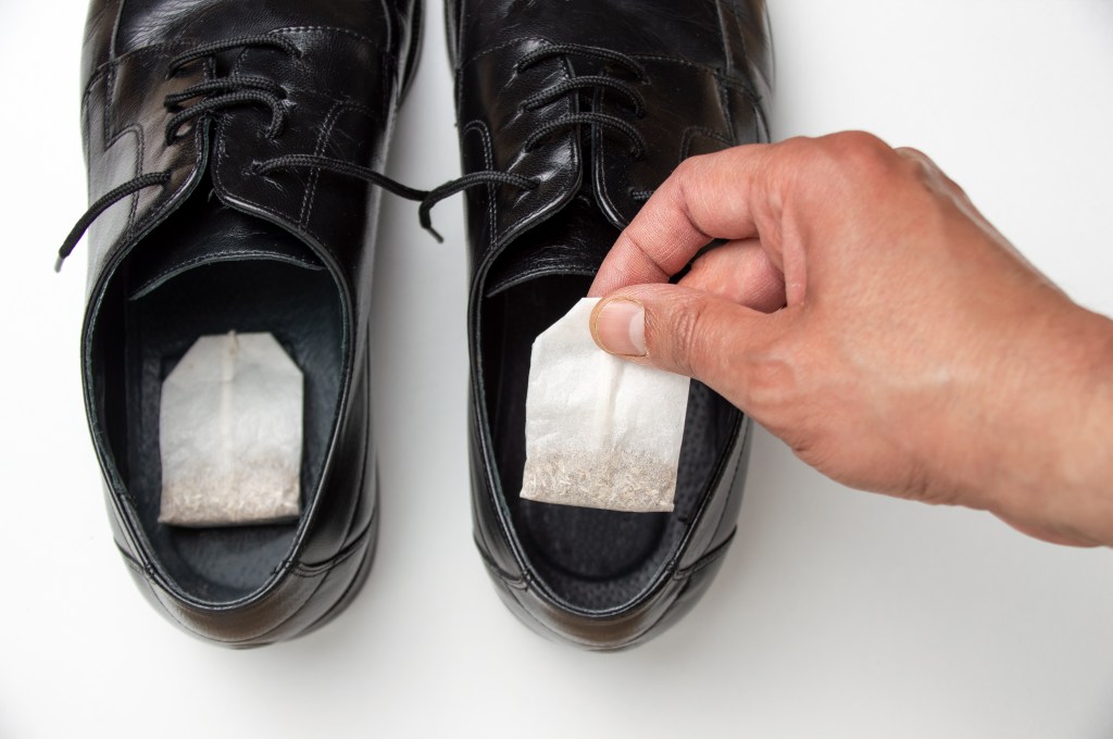 Usa las bolsas de manzanilla para eliminar el mal olor en tus zapatos.