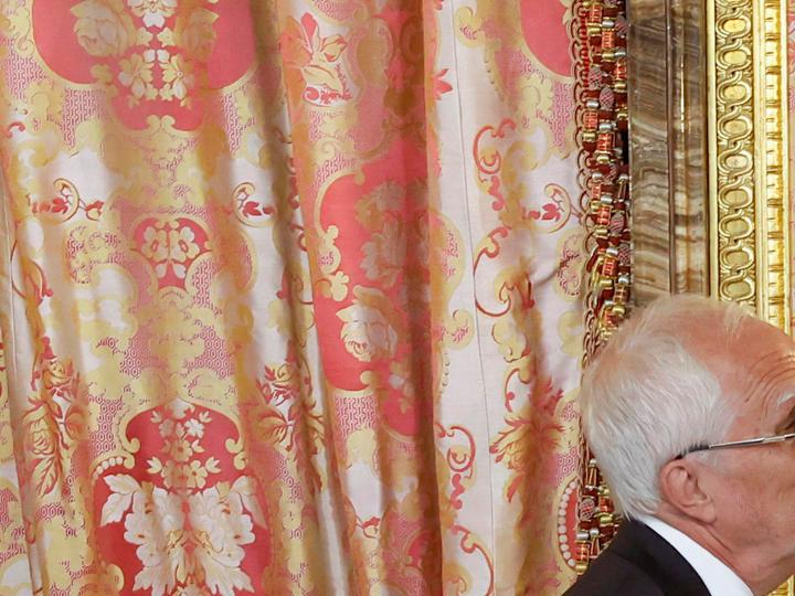 La reina Letizia luce un vestido de flores en el almuerzo del Premio Cervantes.