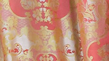 La reina Letizia luce un vestido de flores en el almuerzo del Premio Cervantes.