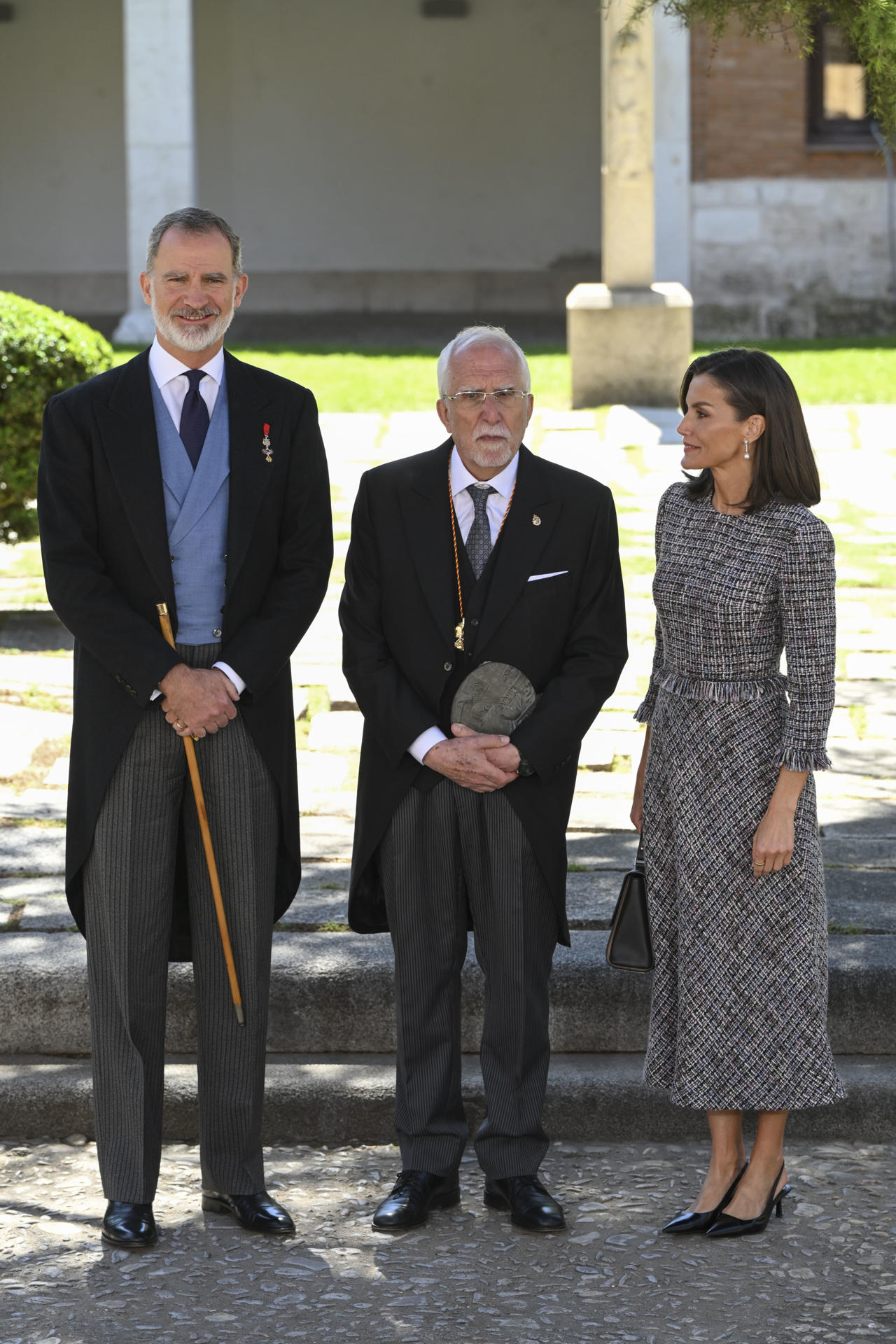 Los reyes de España, Felipe VI y Letizia, posan junto al escritor español Luis Mateo Díez.