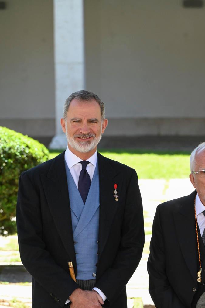Los reyes de España, Felipe VI y Letizia, posan junto al escritor español Luis Mateo Díez.