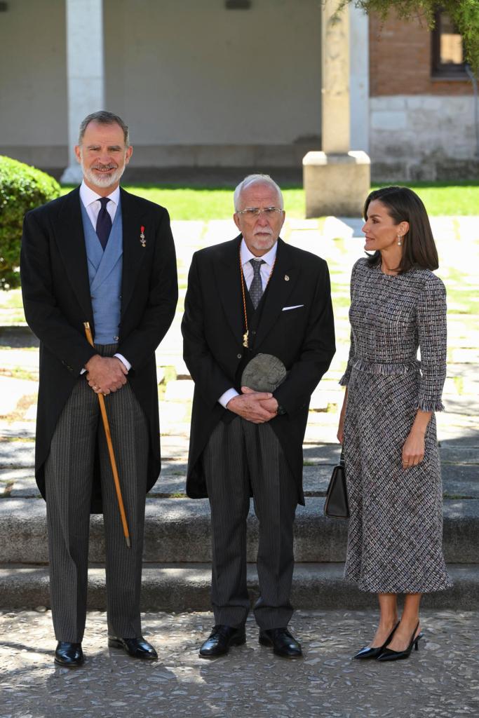 Los reyes de España, Felipe VI y Letizia, posan junto al escritor español Luis Mateo Díez.