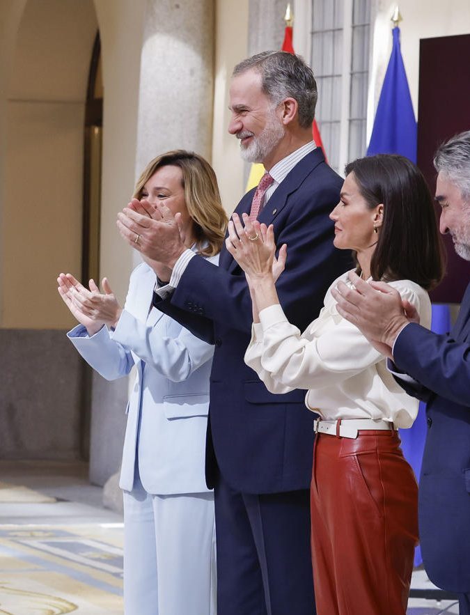 La reina Letizia usó pantalones de cuero con camisa de seda.
