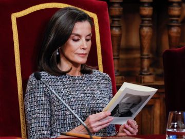 La reina Letizia regresó a Madrid con un llamativo look.