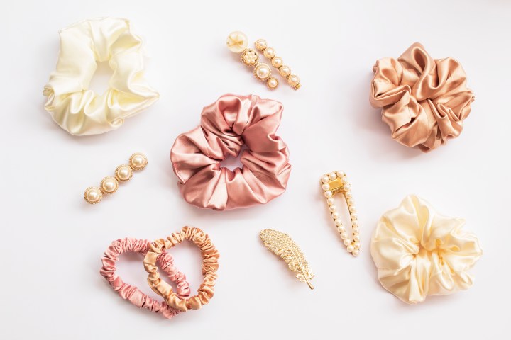 Los accesorios para el cabello van a mejorar tus looks de primavera.