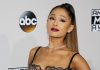 Ariana Grande luce un vestido primaveral en CinemaCon.