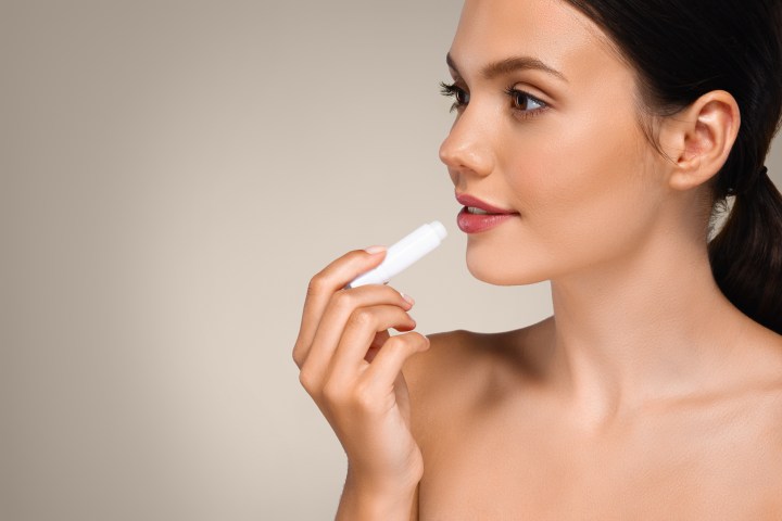 Mejora el aspecto de tus labios al usar un bálsamo con protector solar.
